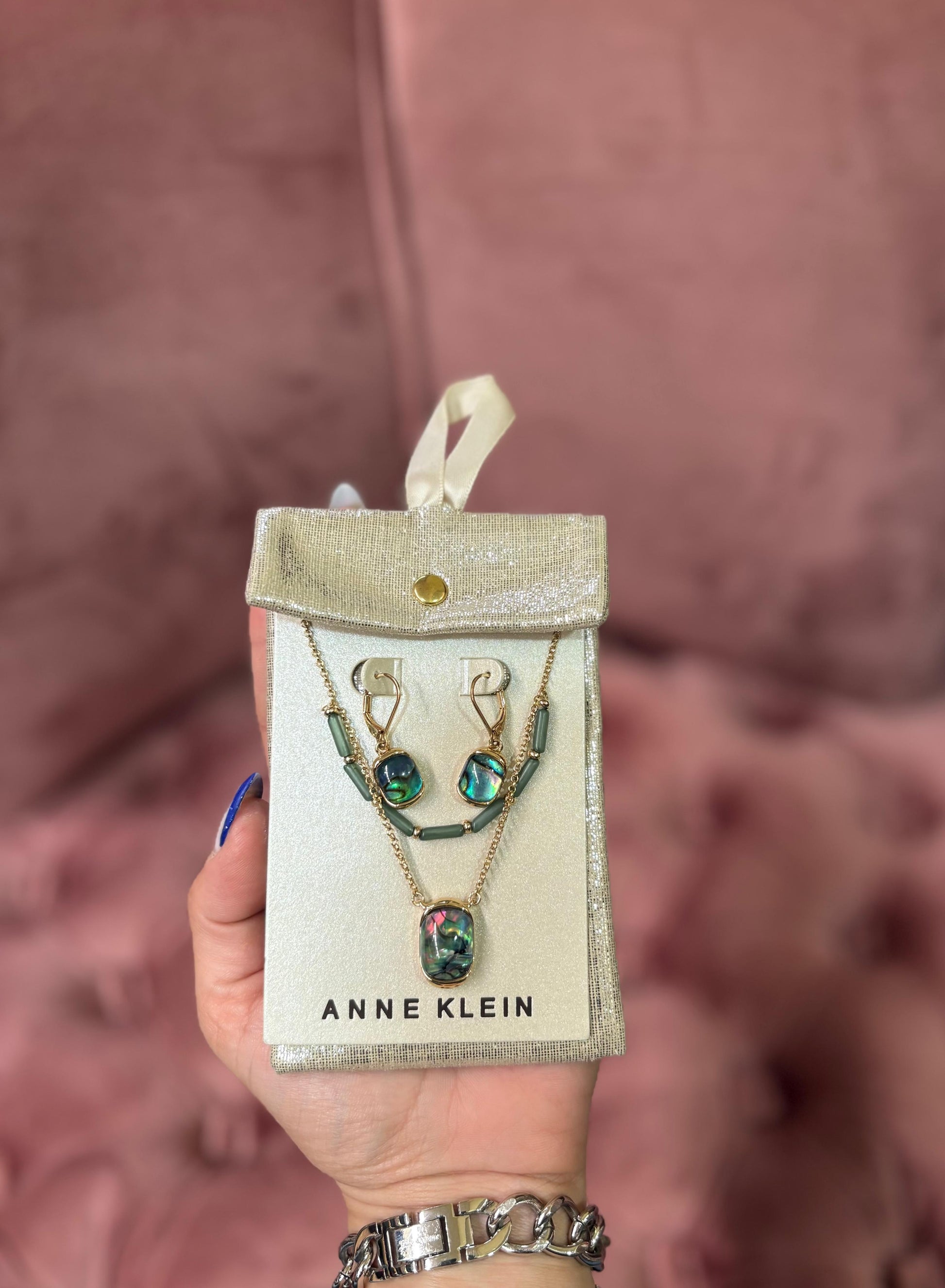 Collar y aretes Anne Klein