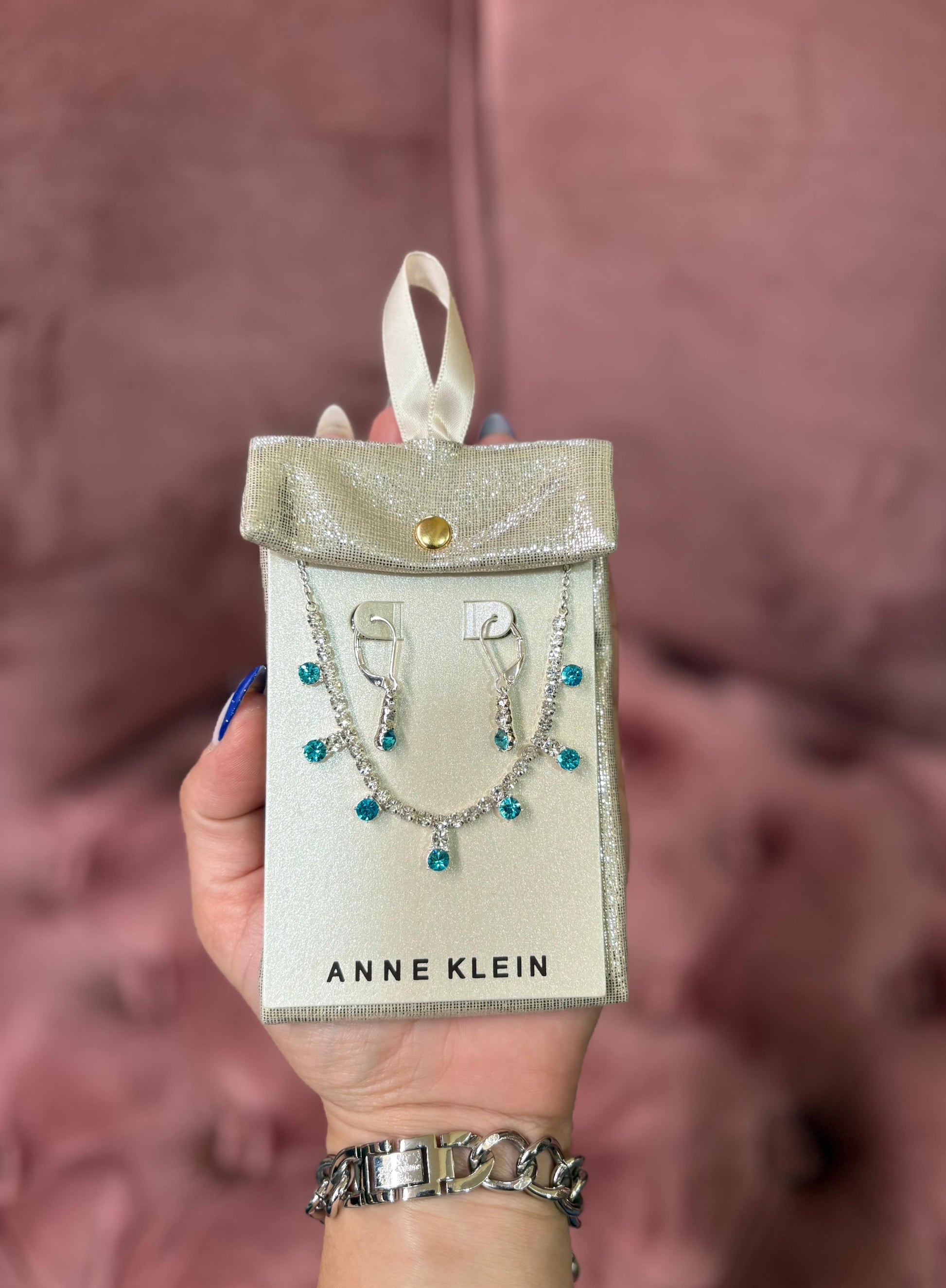 Collar y aretes Anne Klein