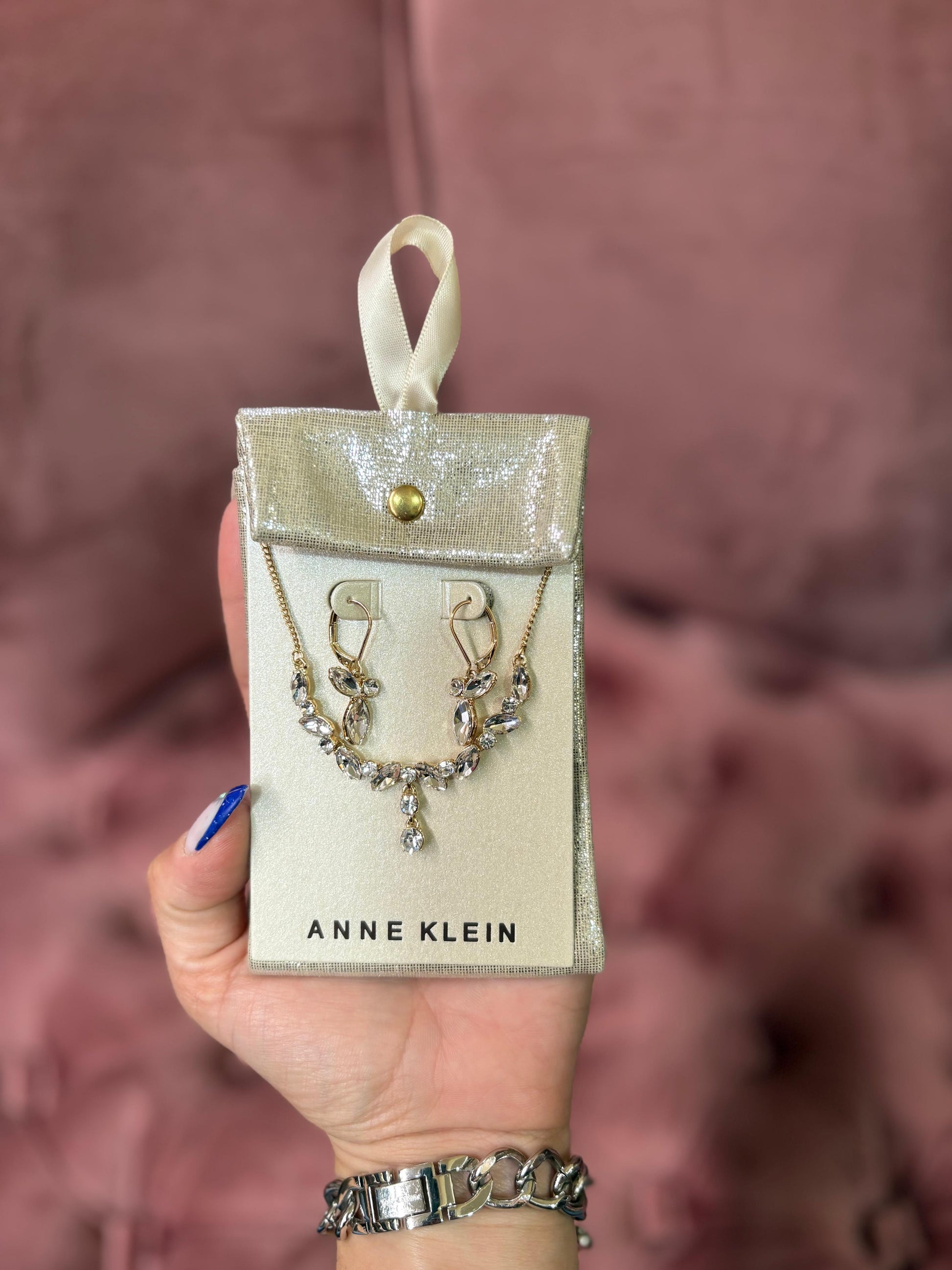 Collar y aretes Anne Klein