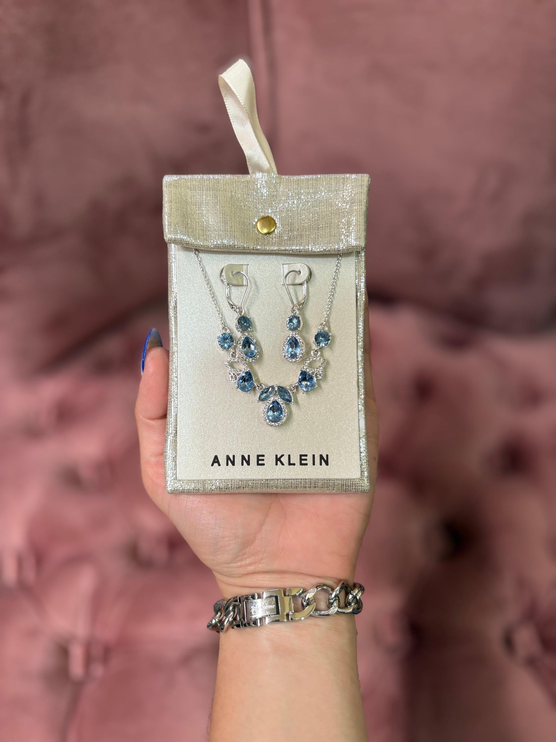 Juego collar y aretes Anne Klein