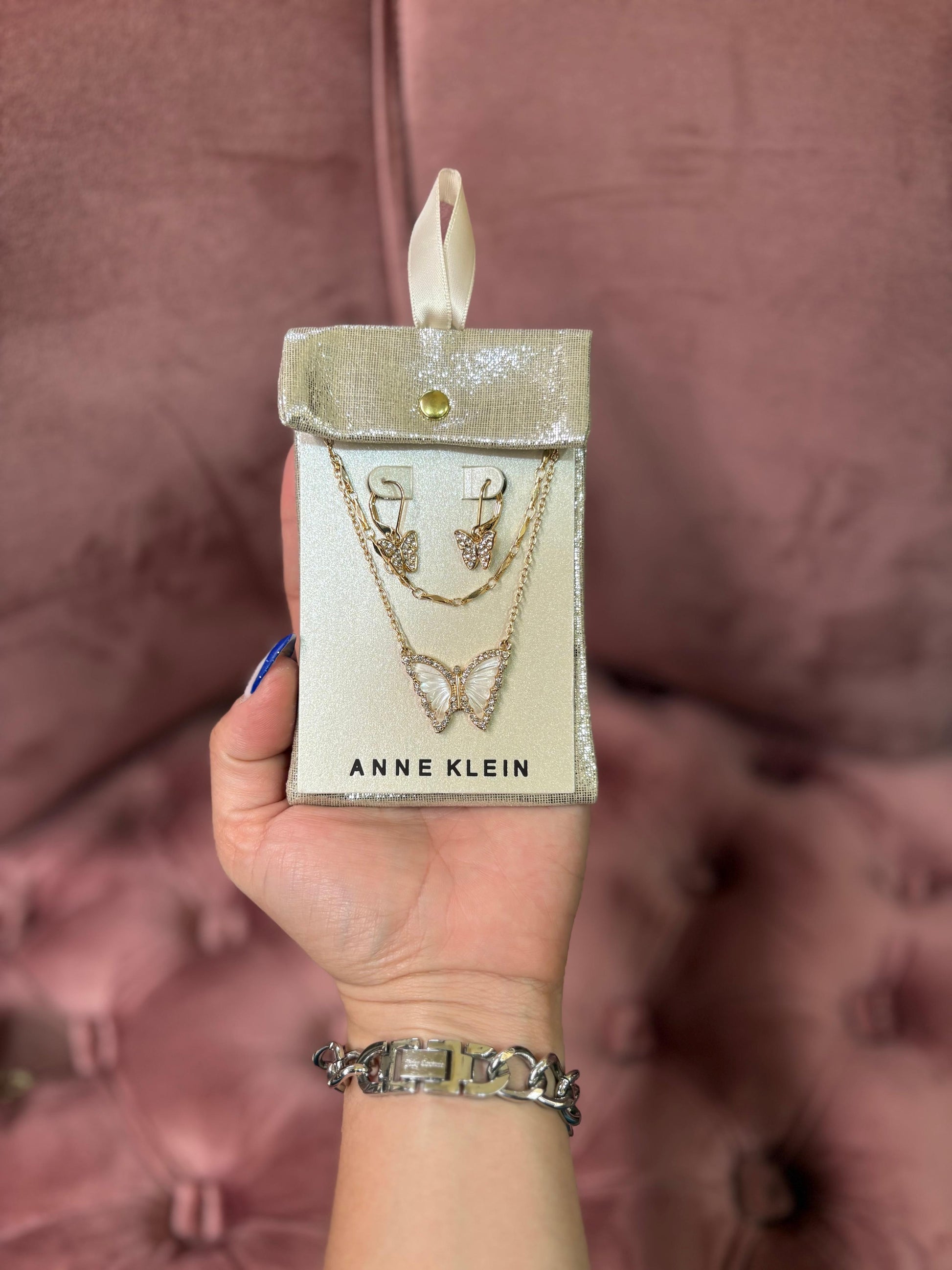 Collar y aretes Anne Klein