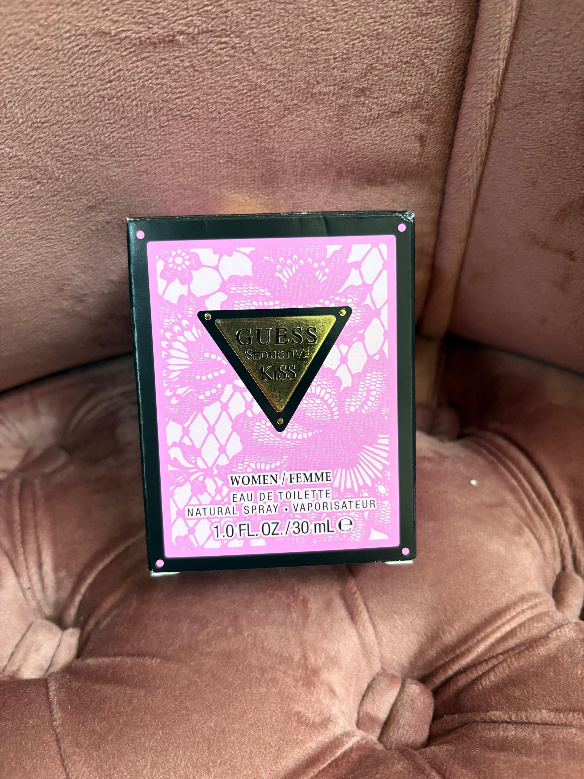 Guess Mujer seductive kiss